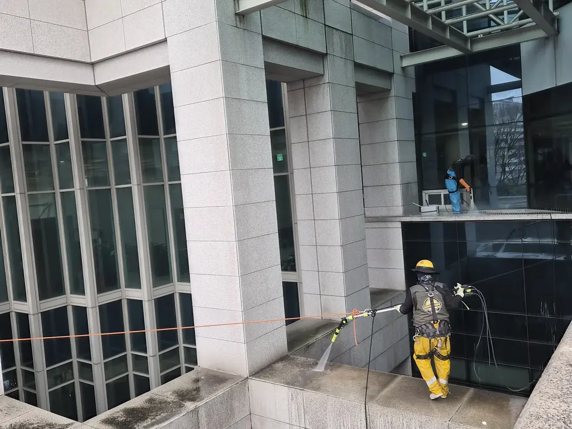 보은군 보은읍 상가건물 옥상 파라펫 장비 주변 정밀 위생청소 사례 - 행진크린
