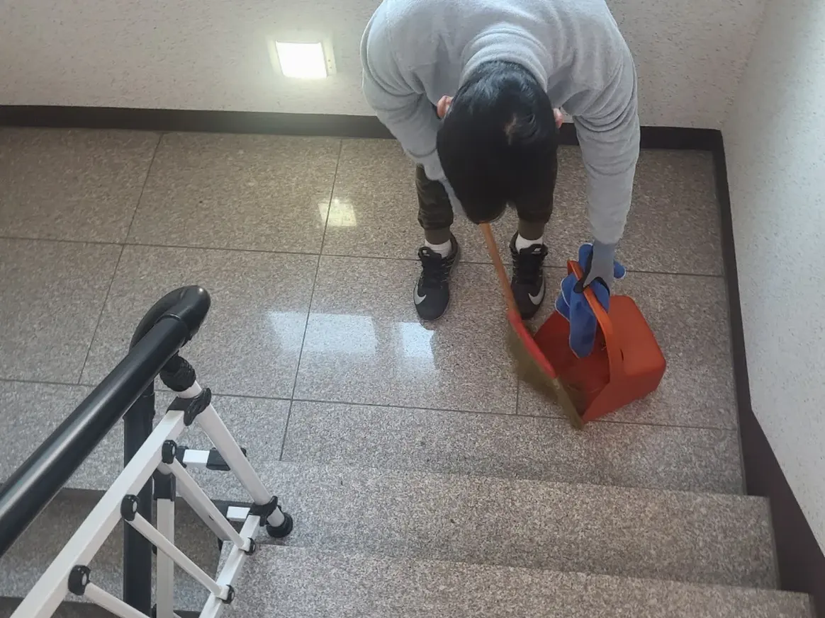 보은군 보은읍 빌라 공동현관 장비 주변 정밀 위생청소 사례 - 행진크린