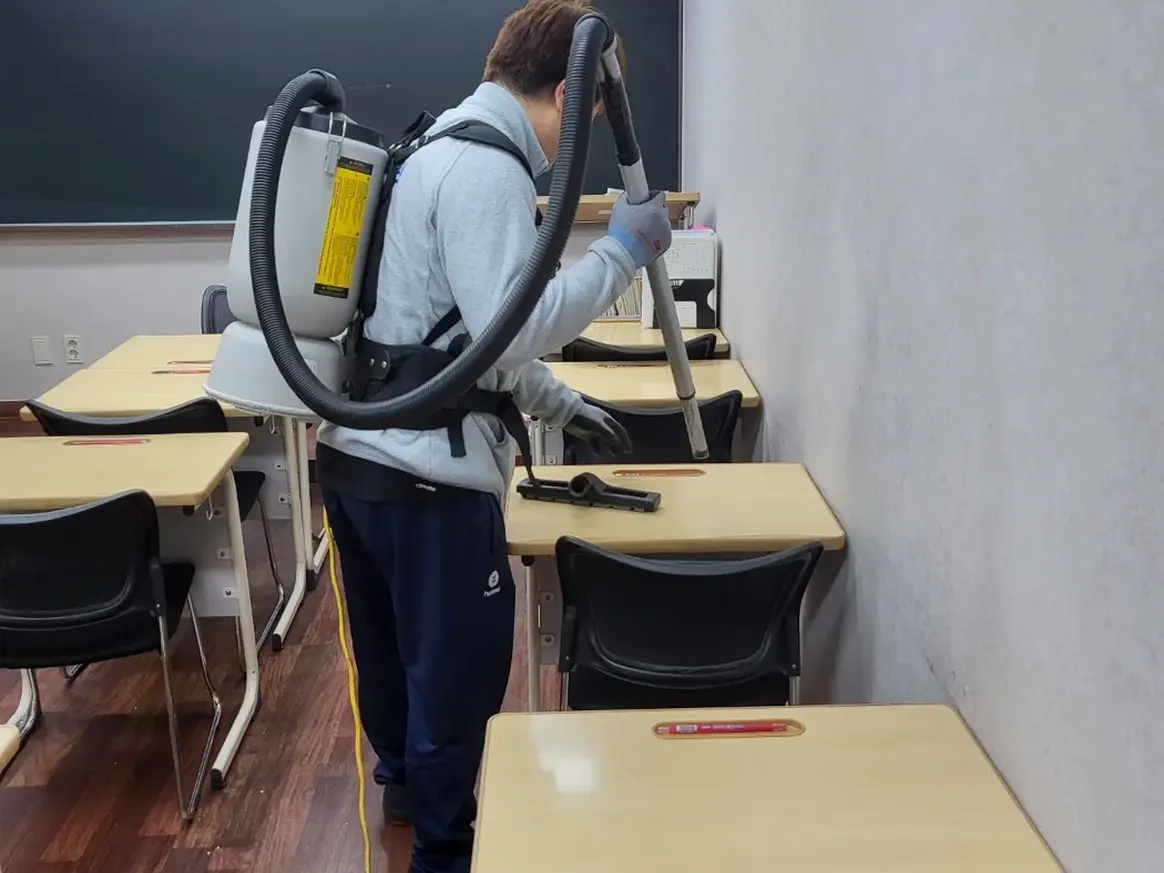 괴산군 소수면 학교 현관·중앙홀 바닥 위생청소 사례 - 행진크린