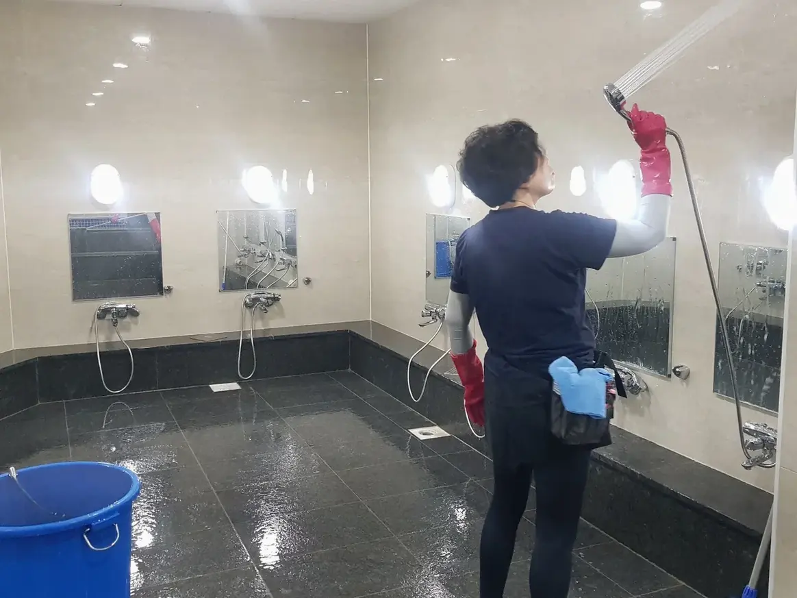괴산군 소수면 목욕탕 탈의실·파우더룸 바닥 위생청소 사례 - 행진크린